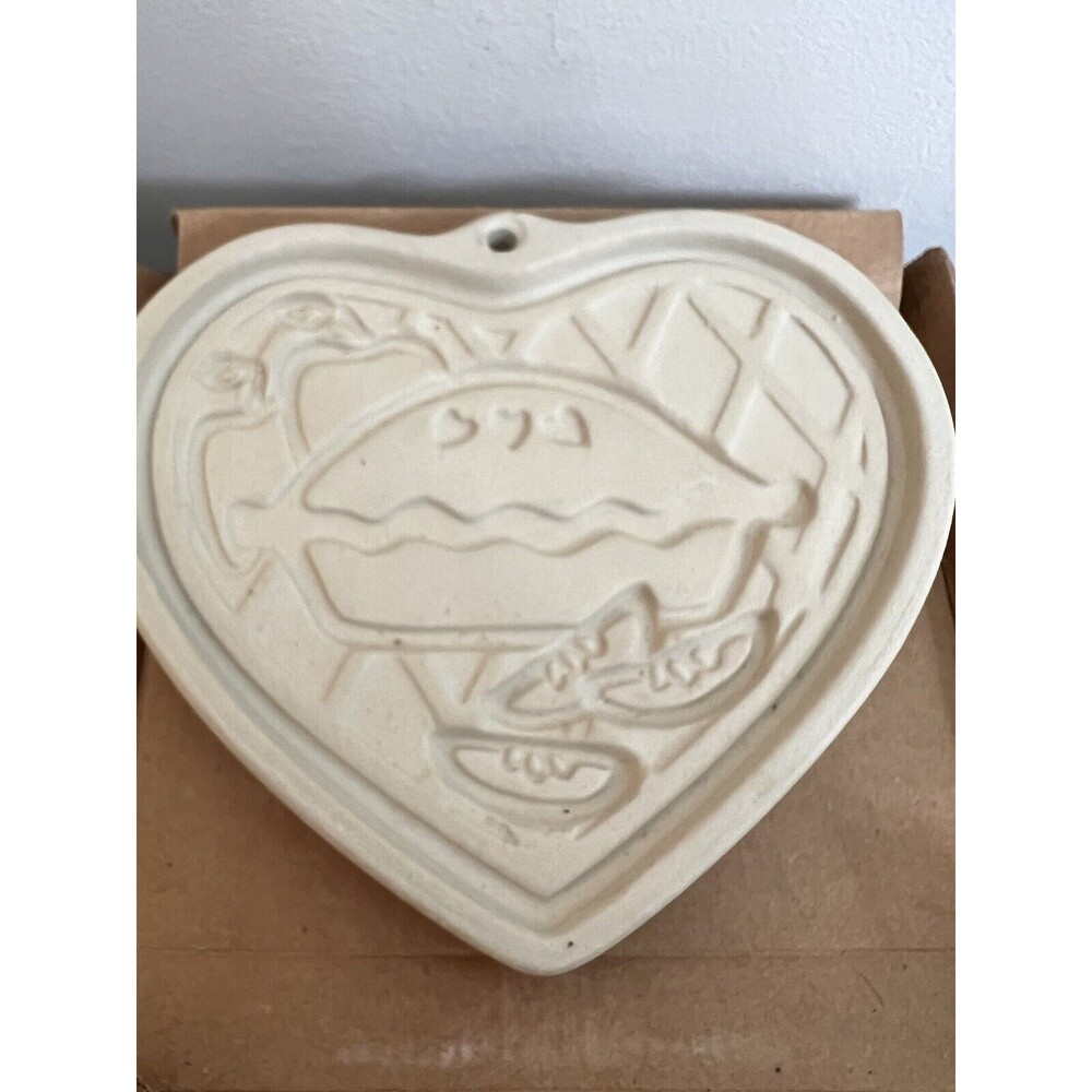 1998 Pampered Chef Welcome Home Heart Cookie Stoneware Art Mold (Retired)